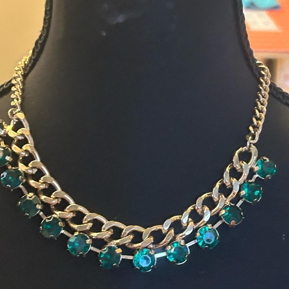 Vintage costume gold tone green gemstones dark necklace - Picture 3 of 6